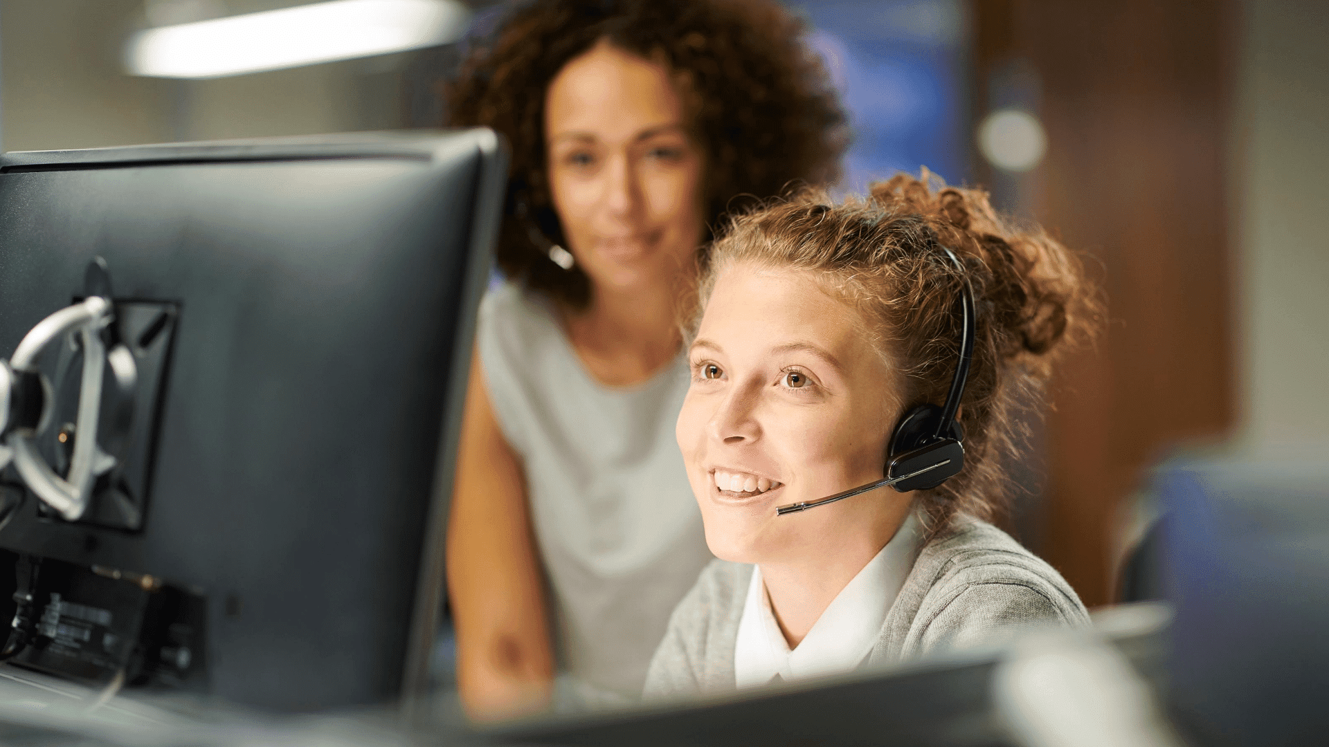 Contact centre agent resolving a customer query 